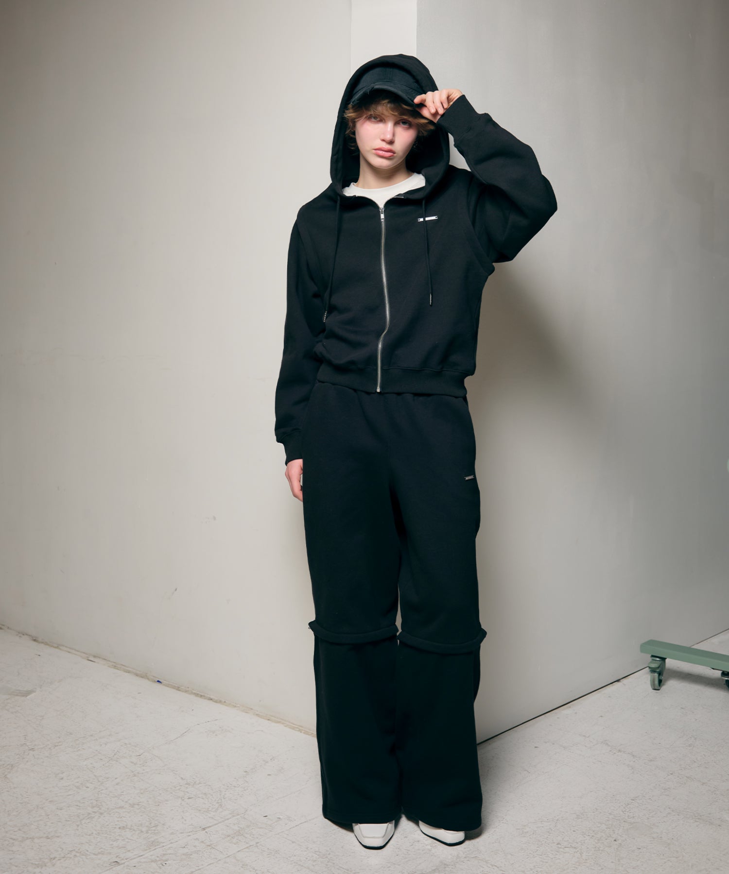 MODEL:170cm/COLOR:BLACK/SIZE:F