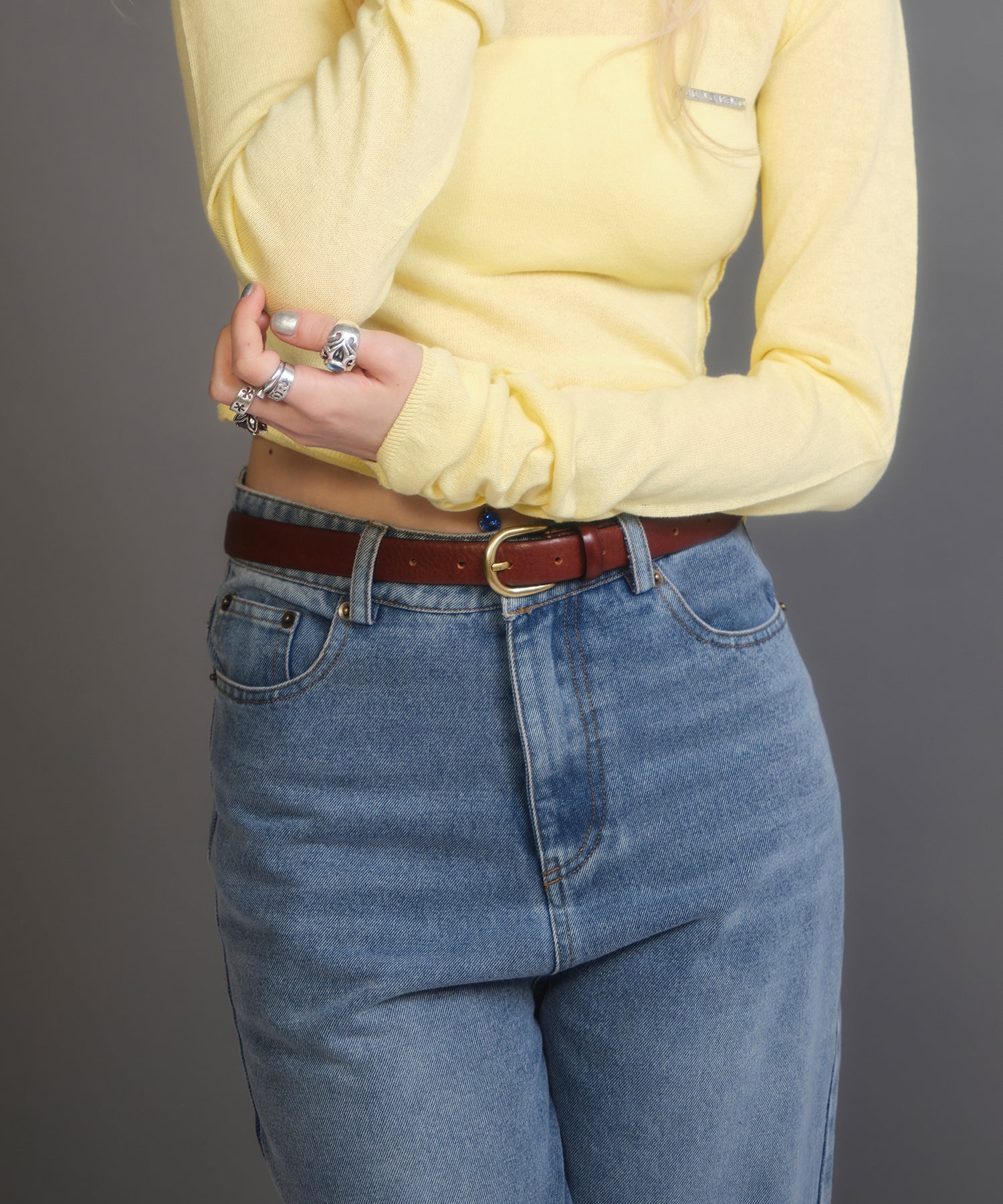 Round buckle leather belt